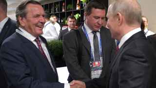 Лучше всего слово «путинферштеер» подходит, несомненно, Герхарду Шредеру (слева, с восхищением жмет руку Владимиру Путину)