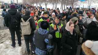 Толпа направляется к Борисовскому кладбищу.
