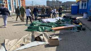 Тела погибших помещены в импровизированный морг после ракетного обстрела железнодорожной станции в городе Краматорске.