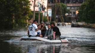Жителей эвакуируют из затопленных районов Херсона