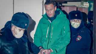 Сразу после возвращения Навальный был арестован за нарушение условий условно-досрочного освобождения.