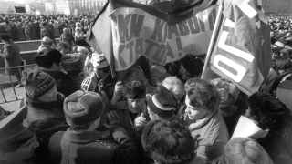 Участники акции - сторонники председателя Верховного совета РСФСР Бориса Ельцина - прошли двумя колоннами от площади Восстания и Октябрьской.