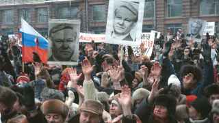 Крупнейшему в современной России протестному митингу предшествовали несколько сравнимых по размерам акций. Мероприятия только 22, 23 и 24 февраля собрали в общей сложности не менее 1,5 млн участников.