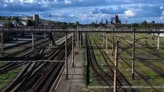 Железная дорога в районе промышленной зоны Краматорска, восточная Украина