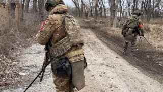 Российские военные разминируют дорогу в захваченной Авдеевке.