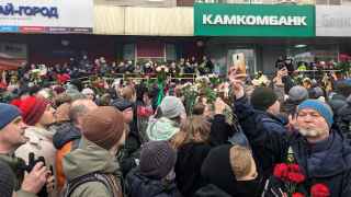 Толпа скандировала имя Навального, а также лозунги «Герои не умирают», «Россия будет свободна» и даже «Нет войне».