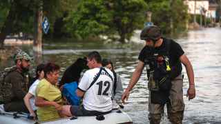 Местных жителей эвакуируют из затопленных районов Херсона