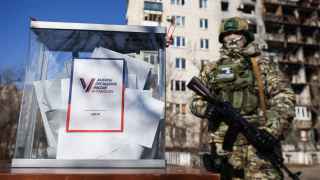 Военнослужащий у урны для голосования в Северодонецке