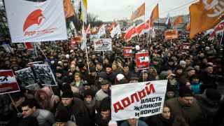 Тысячи людей на Болотной площади в Москве 10 декабря 2011 года протестуют против фальсификаций на выборах в Государственную Думу.
