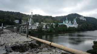 Вид на Свято-Успенскую Святогорскую лавру с разрушенного моста через реку Северский Донец в Святогорске Донецкой области.
