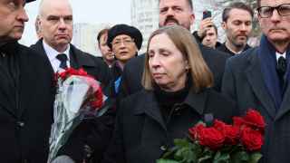 Посол США в России Линн Трейси (в центре) прибыла на панихиду.