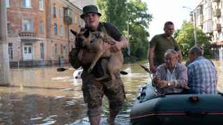 Украинские военные помогают местным жителям во время эвакуации из зоны затопления в Херсоне
