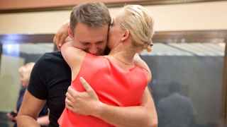 Навальный с женой после освобождения из-под стражи по апелляции прокуратуры в июле 2013 года.