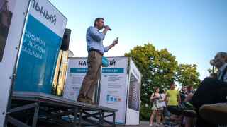 Навальный выступает перед избирателями во время выборов мэра Москвы 2013 года.