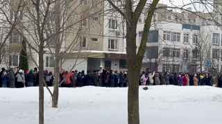 Люди выстраиваются в очередь, чтобы попрощаться с Навальным.